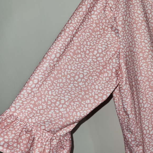 Elegant Pink Patterned V-Neck Blouse - Picture 4 of 8